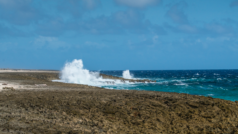 Grosse Wellen entladen ihre Kraft an der Ostküste